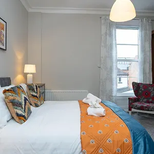 Apartment Queens Large 2 Bdr & 1 Bdr By Breaks, Belfast